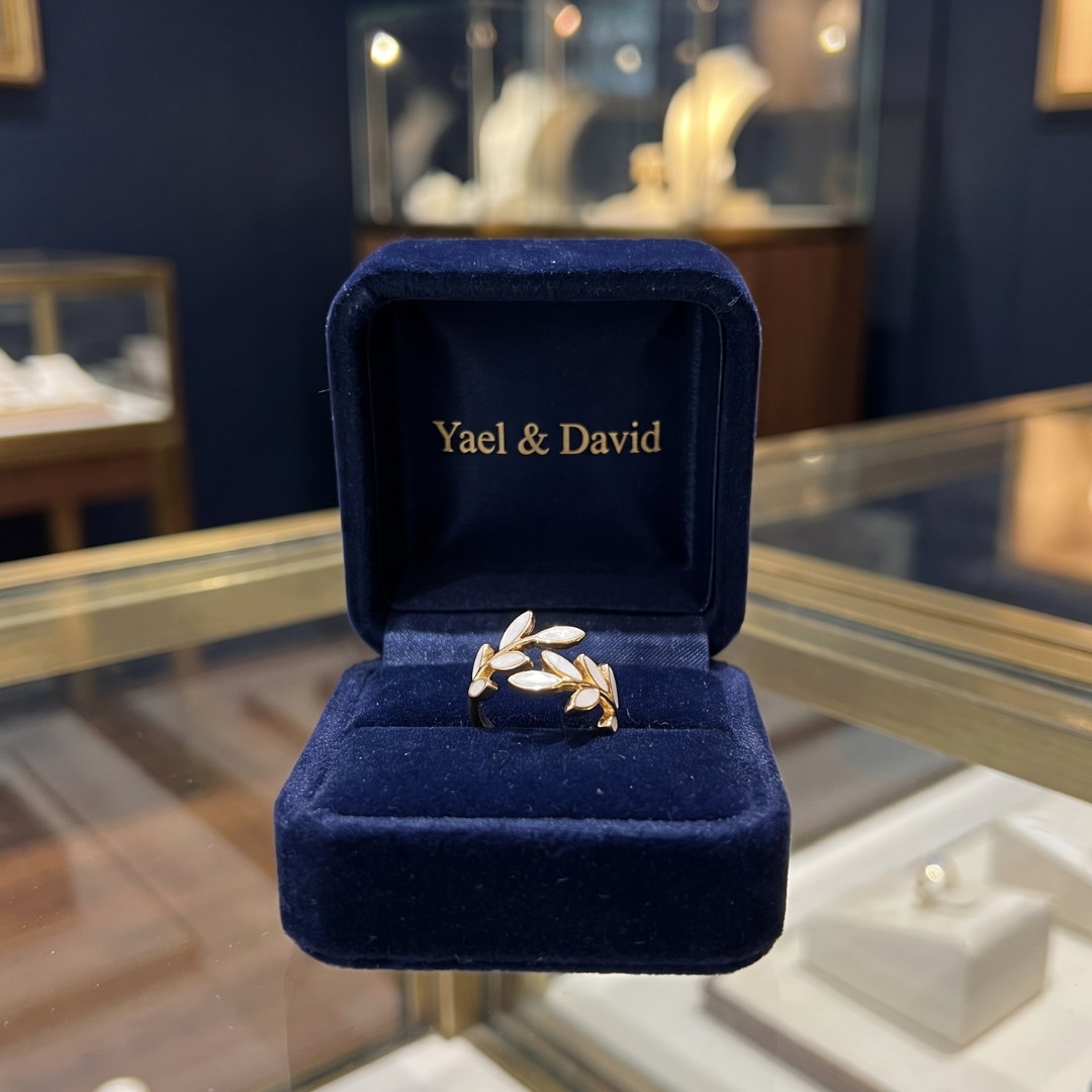 Elegant Leaf Ring
