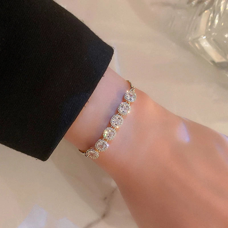 Adjustable luxury bracelet with zirconias in gold