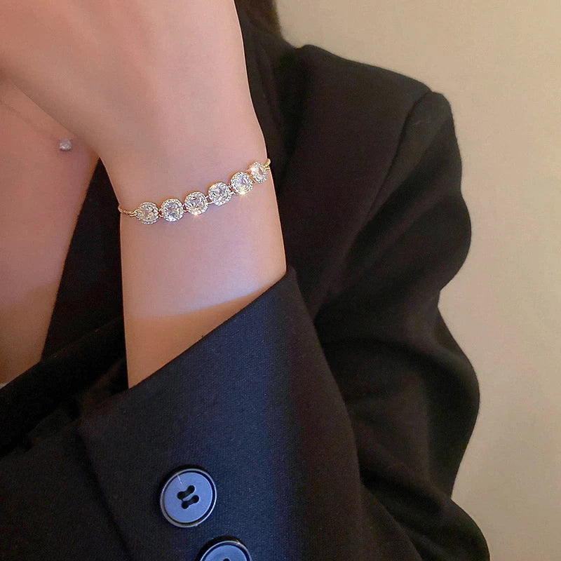 Adjustable luxury bracelet with zirconias in gold