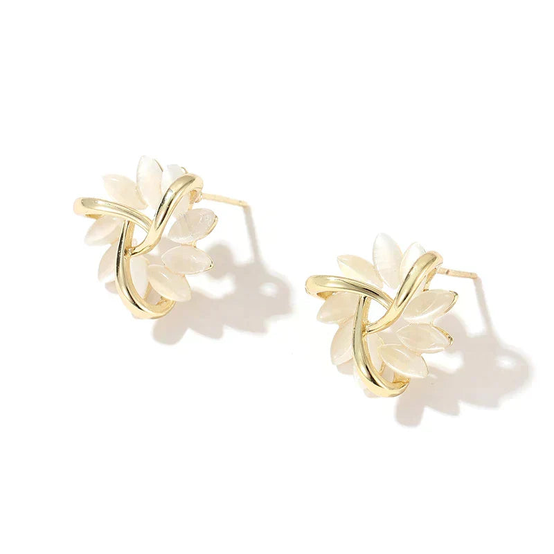 Hoop earrings with opal flowers in gold