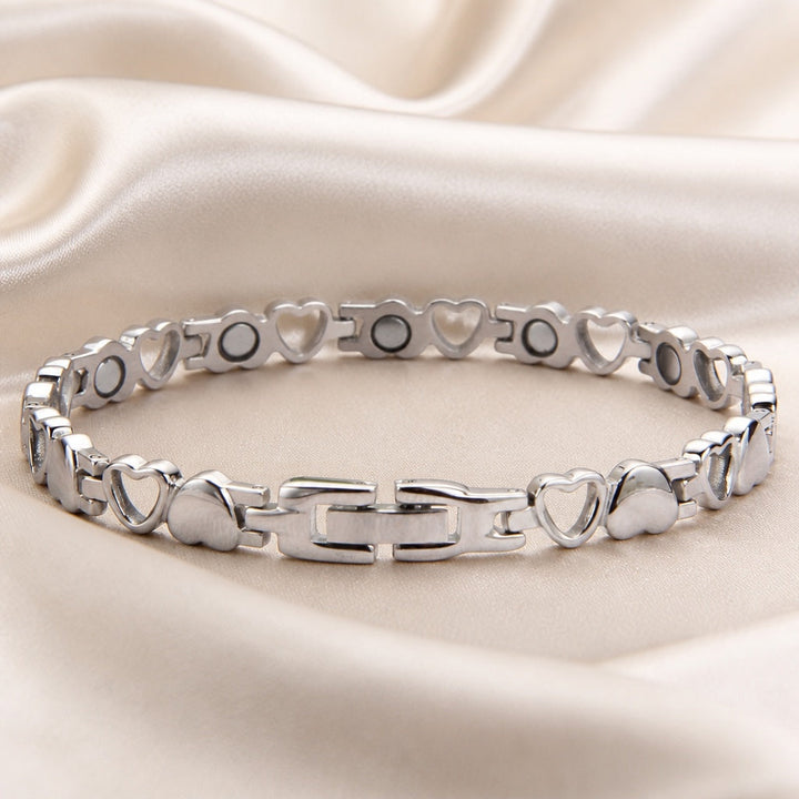 Refined white gold bracelet with heart-shaped charm