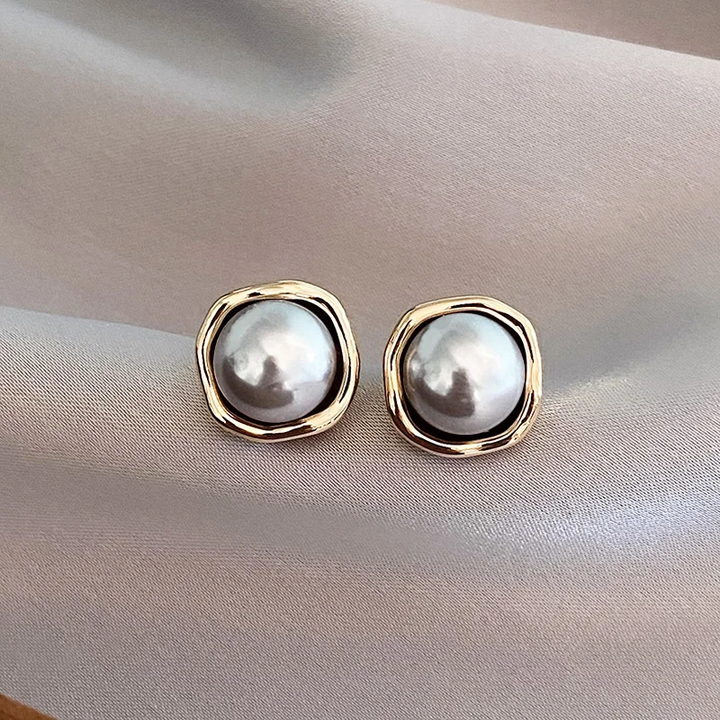 Elegant earrings with black pearl