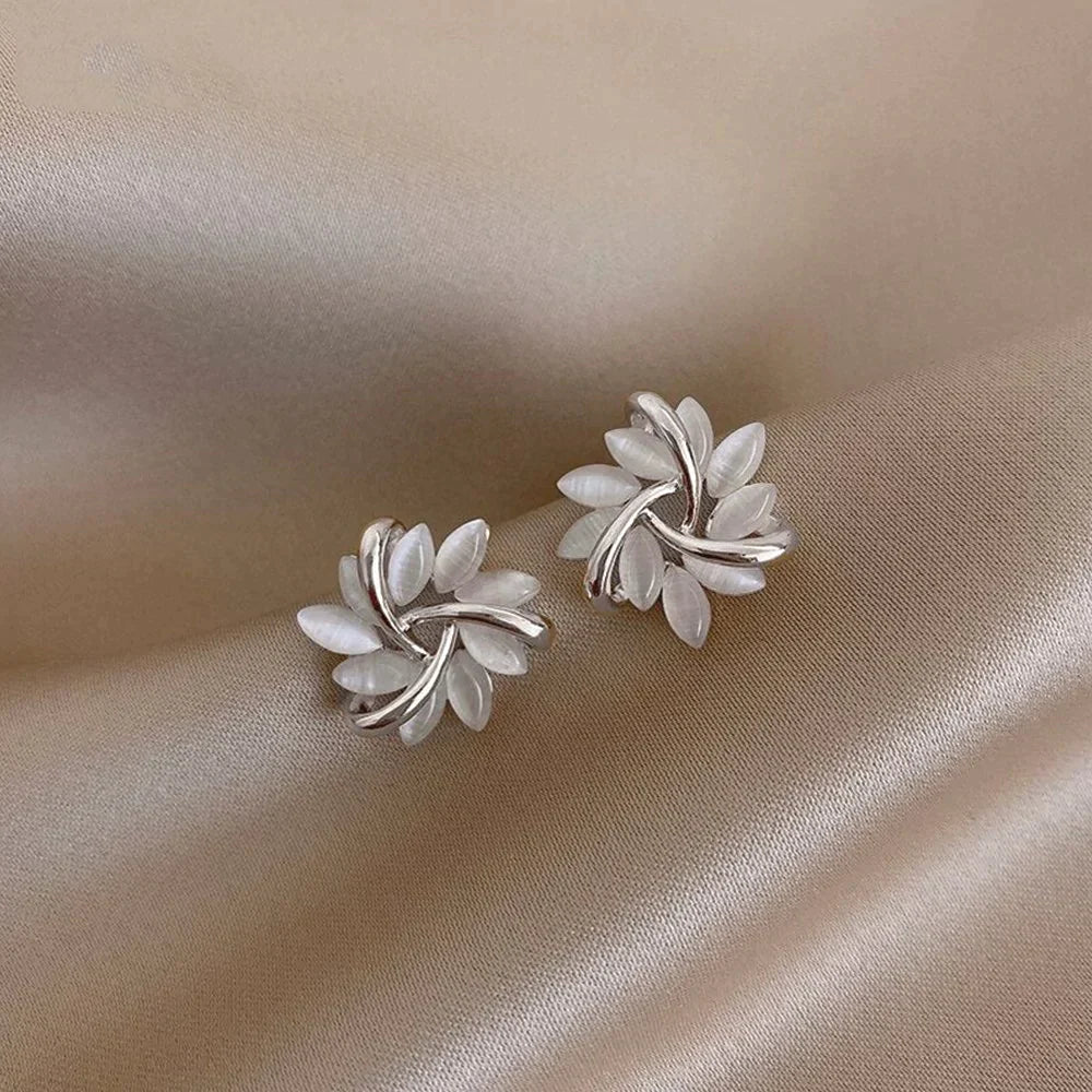 Hoop earrings with opal flowers in gold